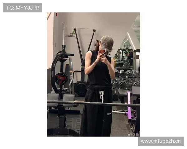 看杨倩镜中自拍，背后那排高端训练器把我整个人吓傻了