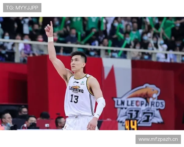 郭艾伦凌晨拎着一包泡面出地铁，停车场那辆超跑把旁边路人表情都带歪了